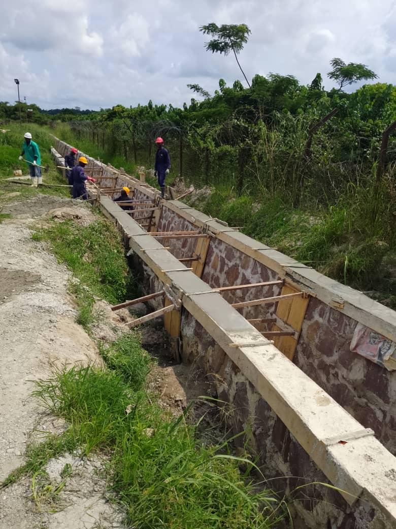 Travaux d'aménagement d'un canal